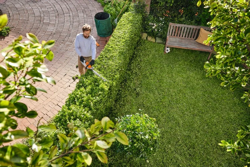 Stihl HSA 40 Akku-Heckenschere mit 2x Akku AS und Ladegerät ALS 31