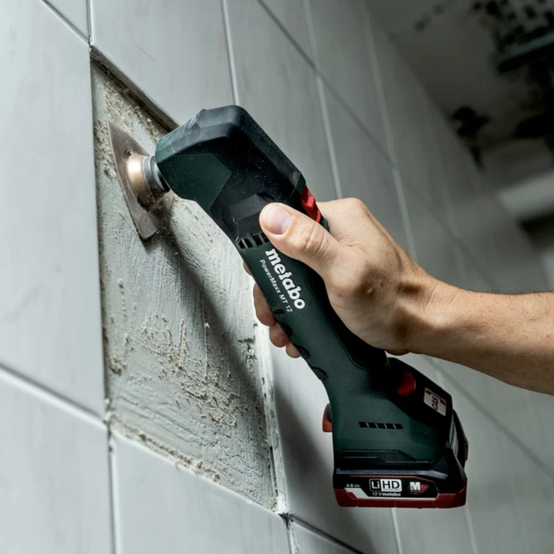 Metabo PowerMaxx MT 12 Akku Multitool Multifunktionswerkzeug 12 V + 2x 2,0 Ah Akku + Ladegerät + Schleif Zubehör Set 18 tlg. + metaBOX 145 ( 613089510 )