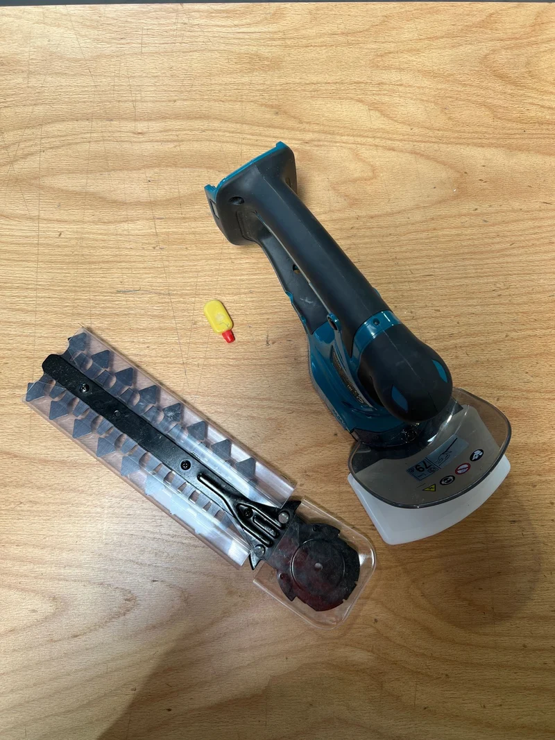 Makita DUM 111 ZX Akku Grasschere Strauchschere 18 V 11 cm Solo - ohne Akku, ohne Ladegerät - Reparaturgerät