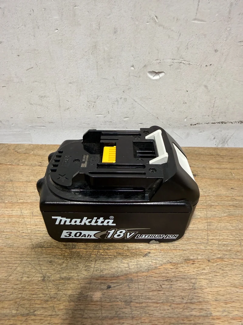 Makita BL 1830 B Li-Ion Akku 18 V 3,0 Ah / 3000 mAh ( 197599-5 ) mit LED Anzeige - original, kein Nachbau - Gebraucht