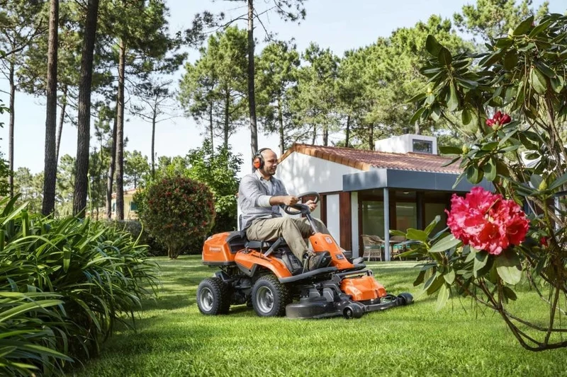 Husqvarna Rider R 214TC mit 94cm Mähwerk