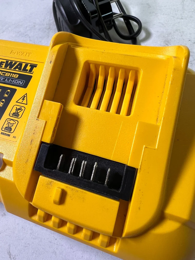 DeWalt DCB 118 XR FlexVolt 54 V / 18 V Akku Schnell Ladegerät - Gebraucht
