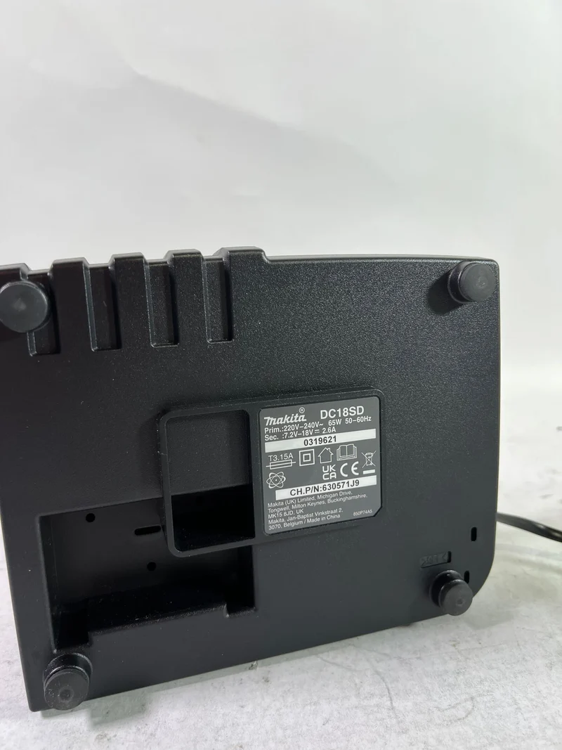 Makita DC 18 SD Akku Ladegerät 7,2 V - 18 V für Li-Ion Akku ( 194533-6 ) - Reparaturgerät