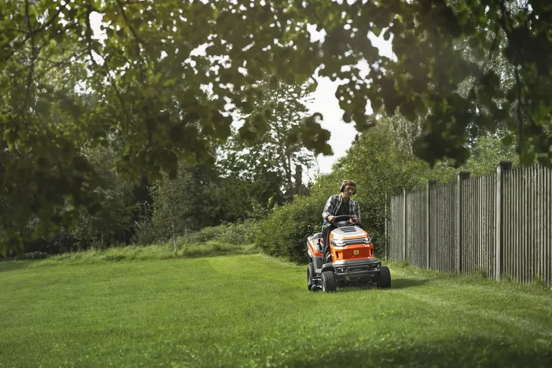 Husqvarna Rasentraktor TC 215T aus der Oberklasse