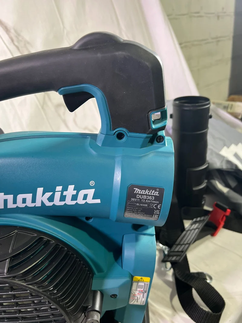Makita DUB 363 ZV Akku Gebläse / Laubsauger 36 V ( 2x 18 V ) Brushless + Absaug Set - ohne Akku, ohne Ladegerät - Reparaturgerät