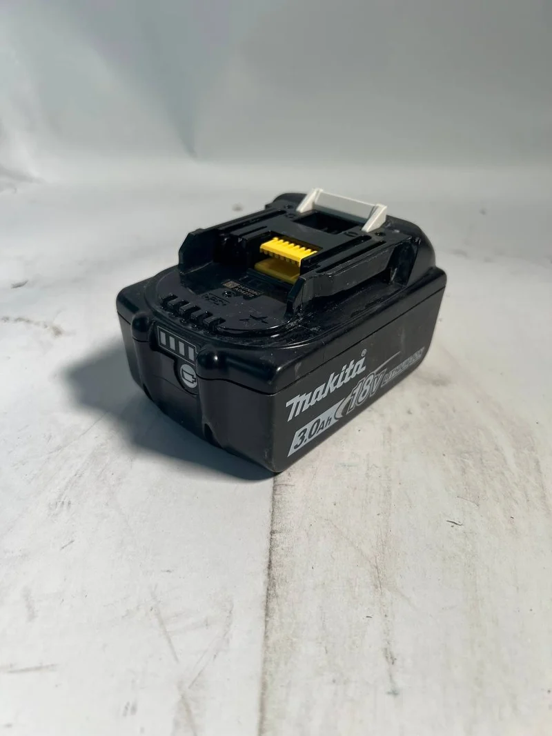 Makita BL 1830 B Li-Ion Akku 18 V 3,0 Ah / 3000 mAh ( 197599-5 ) mit LED Anzeige - original, kein Nachbau - Gebraucht