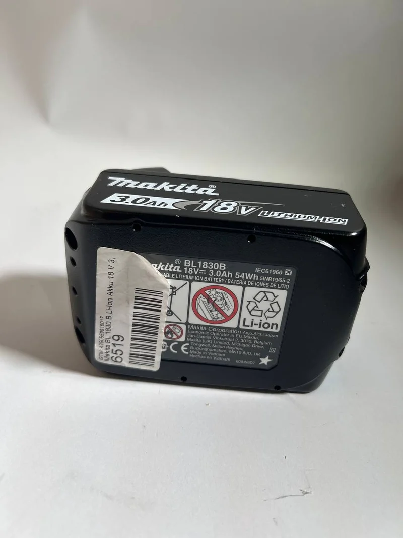 Makita BL 1830 B Li-Ion Akku 18 V 3,0 Ah / 3000 mAh ( 197599-5 ) mit LED Anzeige - original, kein Nachbau - Leicht Gebraucht