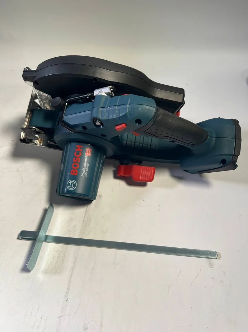 Bosch GKM 18V-50 Professional Akku Metall Handkreissäge 18 V 136 mm ( 06016B8001 ) Brushless + L-Boxx - ohne Akku, ohne Ladegerät - Leicht Gebraucht