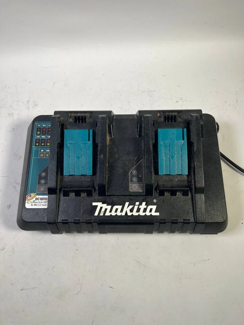 Makita DC 18 RD Doppel Schnellladegerät 14,4 V - 18 V LXT 9 A Ladestrom ( 196933-6 ) - Stark Gebraucht