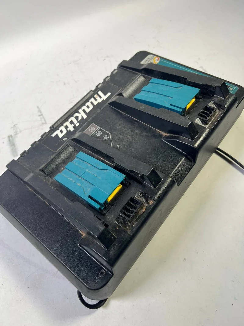 Makita DC 18 RD Doppel Schnellladegerät 14,4 V - 18 V LXT 9 A Ladestrom ( 196933-6 ) - Stark Gebraucht